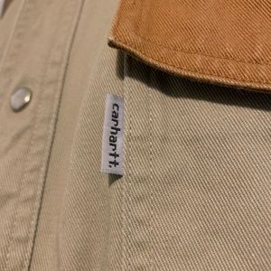 Beautiful retro Carhartt cowboy style button down with gorgeous pearl buttons.
